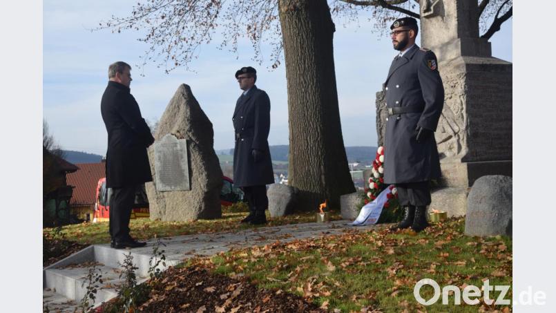 Kleiner, aber feierlicher Rahmen am Ehrenmal in Neuhaus. In kurzen Worten erinnert Bürgermeister Karlheinz Budnik an die Gefallenen und Vermissten. Bild: fz