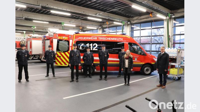 Bei der Übergabe des neuen Mannschaftstransportwagens (von links): Die beiden stellvertretenden Kommandanten Thomas Sladky und Thomas Keller, die stellvertretender Vorsitzenden Rainer Burkhard und Paulus Mehler, Vorsitzender Markus Mayer, Kommandant Matthias Haulena, Kämmerei-Mitarbeiterin Ramona Thiermann und Bürgermeister Franz Stahl. Bild: Johannes Werner/exb