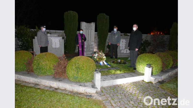 Bürgermeister Franz Grabinger (rechts), Pater Binu (Zweiter von links) sowie die beiden Vorsitzenden der SKK Auerbachtal, Georg Fischer und Georg Lorenz, gedachten der Kriegsopfer und stellten eine Blumenschale ans Ehrenmal. Bild: ga
