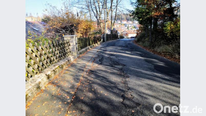 Mehrere Millionen Euro dürfte die Sanierung der Straßen am oberen und unteren Plattenberg kosten; ohne Straßenausbaubeiträge ist das von der Gemeinde derzeit nicht zu stemmen. Bild: Gemeinde Flossenbürg/exb