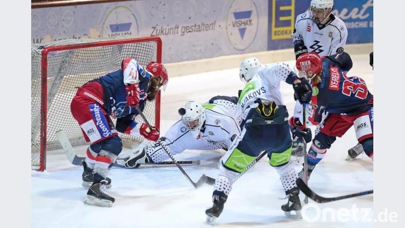 Die Blue Devils verloren am Sonntag das Derby bei den Selber Wölfen mit 2:4. Hier schießt der zweifache Torschütze Sam Verelst (rechts) zum 3:1 ein. Bild: Mario Wiedel
