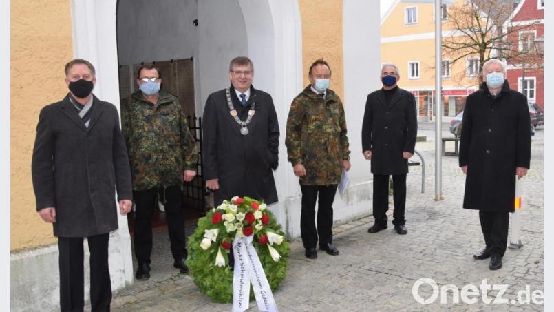 Ganz ohne Öffentlichkeit war heuer die Kranzniederlegung am Kriegerdenkmal in Schmidmühlen. Von links: Dritter Bürgermeister Mathias Huger, der Zweite Vorsitzende der Reservistenkameradschaft, Georg Popp, Bürgermeister Peter Braun, Karl Fochtner, Zweiter Bürgermeister Martin Bauer und Reservisten-Vorsitzender Paul Böhm. Bild: bö