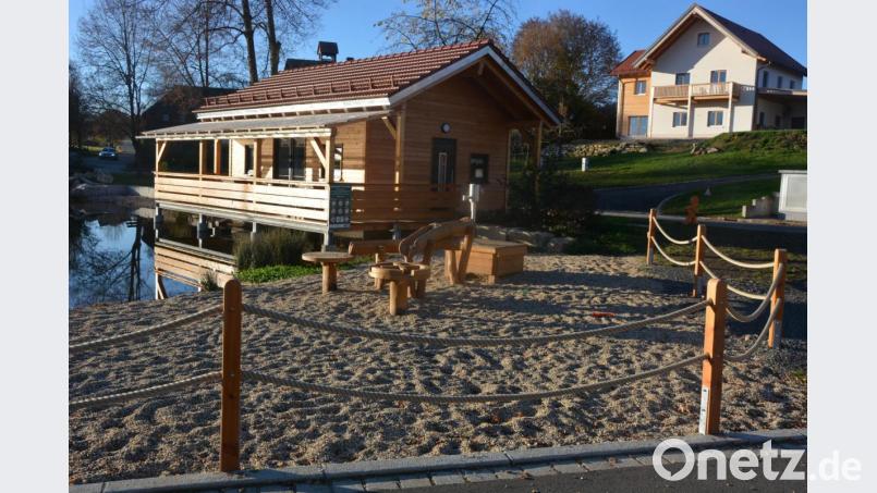 Ein Spielgerät hat die Stadt nun beim neuen Dorfmittelpunkt in Pechofen aufgestellt. Der Kletterturm fehlt noch, weil nach wie vor offen ist, wie es mit einer umstrittenen angrenzenden Fläche weitergeht. Aus Sicherheitsgründen wurde das neue Spielgerät mit einem provisorischen Zaun umgeben. Bild: jr