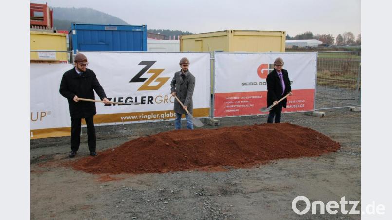 Landrat Andreas Meier, Ziegler-Prokurist Andreas Sandner und Bürgermeister Bernhard Stangl (von links) eröffnen mit dem ersten Spatenstich symbolisch die Baustelle. Bild: sne