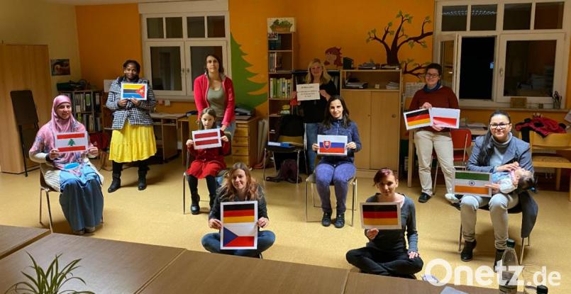 Sie kommen von weit her und sind nun im Kindergarten St. Josef vereint: Die Mitglieder des neuen Elternbeirats bei ihrem Treffen vor dem November-Lockdown. Bild: Kindergarten St. Josef Weiden/exb