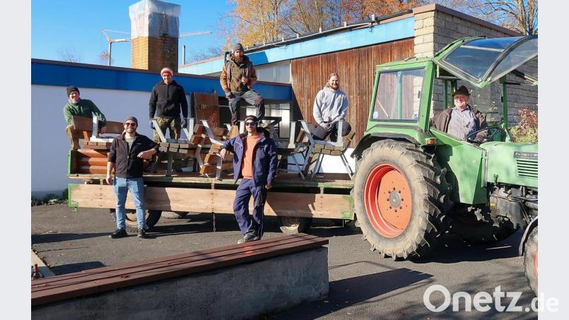 Zahlreiche Erkundungs- und Transportfahrten zu den einzelnen Standorten der Ruhebänke rund um Friedenfels unternahmen Erwin Bächer vom Arbeitskreis Tourismus (auf dem Traktor) sowie die Mitglieder der „Stoawaldlerer“ (von links) Jonas Henze, Thomas Trottmann, Kevin Radimerski, Maximilian Steinkohl, Gerhard Kastner und Michael Rauh. Bild: bsc