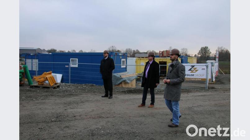 Ziegler-Prokurist Andreas Sandner, Bürgermeister Bernhard Stangl und Landrat Andreas Meier (von rechts) nehmen das 65 000 Quadratmeter große Areal in Augenschein. Bild: sne