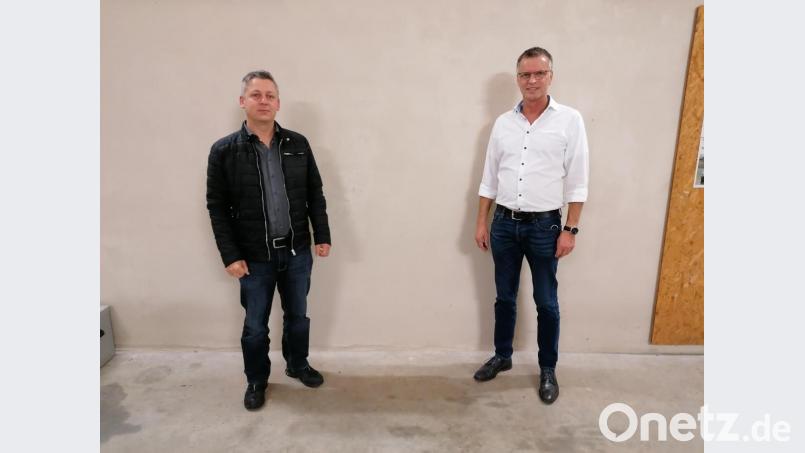 Zum Neuen Sprecher des Ortsteils Weihern wurde von den Bewohnern dort Georg Ott gewählt. Bürgermeister Hermann Falk gratuliert ihm. Bild: fg