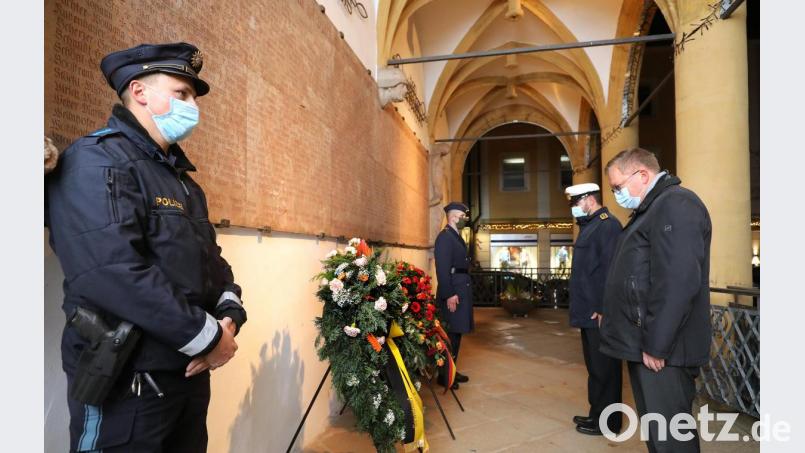 Kranzniederlegung zum Volkstrauertag am Kriegerdenkmal vor dem Amberger Rathaus mit Oberbürgermeister Michael Cerny (rechts) und Stabsbootsmann Enrico Ritz, Standortfeldwebel Kümmersbruck. Bild: Wolfgang Steinbacher