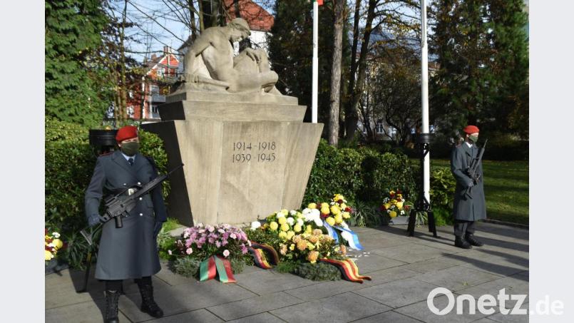 Ehrenwache standen eine Soldatin und ein Soldat Bild: hcz