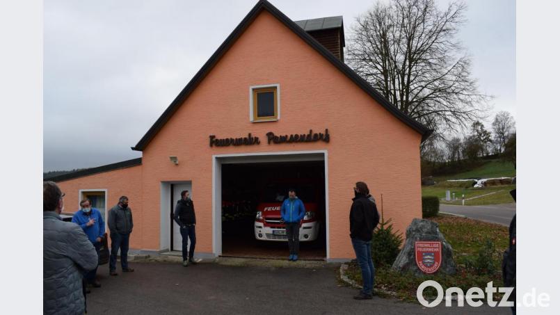 Die Feuerwehr Pamsendorf trägt sich mit dem Gedanken, ein neues Gerätehaus zu bauen. Vor Ort machte sich der Bauausschuss ein Blick vom momentanen Zustand. Bild: bnr
