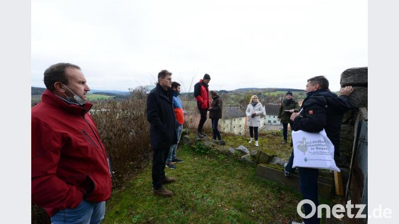 Seit weit über 100 Jahren stehen die Kreuzbergkirche und das Kreuzbergkloster auf dem Rosenquarzfelsen mit seinen steil abfallenden Wänden. Oberministrant Michael Zehent erkennt Absturzgefahren für die Messdiener, wenn sie sich in ihrem Gruppenraum zugänglich aus dem Klostergarten treffen. Ein Zaun soll Abstürze verhindern. Bild: bey