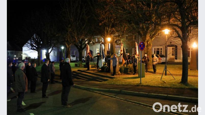Unter Einhaltung des Mindestabstands und mit Mund- und Nasen-Schutz fand die Gedenkstunde zum Volkstrauertag in der Stadt Erbendorf bereits am Samstagabend statt. Bild: njn