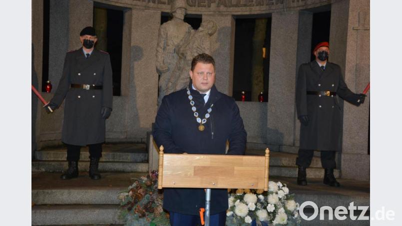 Bürgermeister Stefan Grillmeier hielt am Samstagabend eine kurze Gedenkrede am Mitterteicher Kriegerdenkmal. Bild: jr