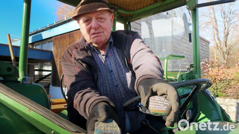 Kleine Botschaften und Hinweise an den Ruhebänken an den Wanderwegen überraschen alle Jahre die freiwilligen Helfer. Heuer fand Erwin Bächer (Bild) gleich mehrere Steine, die mit Bibelversen versehen waren. Bild: bsc