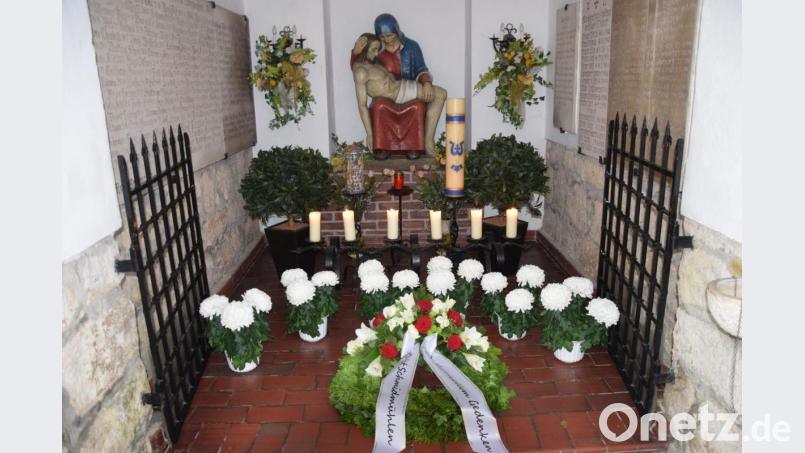 Um die Pflege des Kriegerdenkmals im Portal des Kirchturms kümmerst sich schon seit Jahrzehnten die Familie Christa und Karl Ehrnsberger. Bild: bö