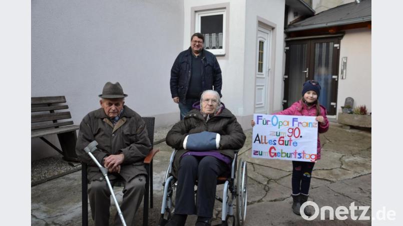 Franz Schnupfhagn feiert seinen 90. Geburtstag mit seiner Frau Maria und im Kreise seiner Lieben. Die jüngste Enkelin Emily im Hause hat für ihren Opa ein Glückwunsch-Plakat gemalt. Glück- und Segenswünsche überbrachte auch Pfarrer Udo Klösel. Bild: gi