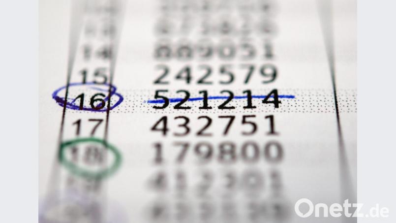 Seit gut einem Jahr können TAN-Papierlisten beim Online-Banking nicht mehr verwendet werden. Mittlerweile werden die Nummern digital aufs Handy übermittelt. Eine 61-jährige Sulzbach-Rosenbergerin hat solche sensiblen Daten an einen Betrüger weitergegeben. Nun ermittelt die Polizei. Bild: Andrea Warnecke/dpa