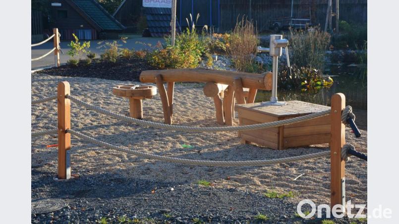 Ein Spielgerät hat die Stadt nun beim neuen Dorfmittelpunkt in Pechofen aufgestellt. Der Kletterturm fehlt noch, weil nach wie vor offen ist, wie es mit einer umstrittenen angrenzenden Fläche weitergeht. Aus Sicherheitsgründen wurde das neue Spielgerät mit einem provisorischen Zaun umgeben. Bild: jr