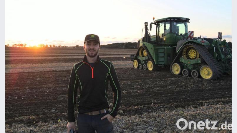 Luca Lang genießt die Aussaat bei Sonnenaufgang auf der Insel Rügen. Repro: uz