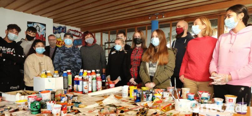 Die Schüler der Dreifaltigkeits-Mittelschule waren fleißig unter der Leitung von Raphaela Schnabel (Sechste von links). Bild: Wolfgang Steinbacher