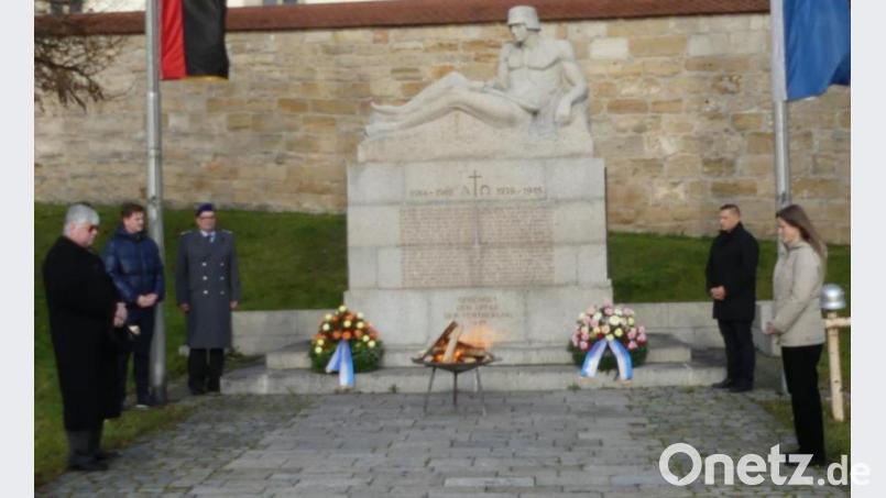 Bürgermeister, Krieger- und Soldatenkameradschaft und Reservistenkameradschaft legen am Ehrenmal Kränze nieder. Die Geistlichen sprechen Gebete. Bild: rn