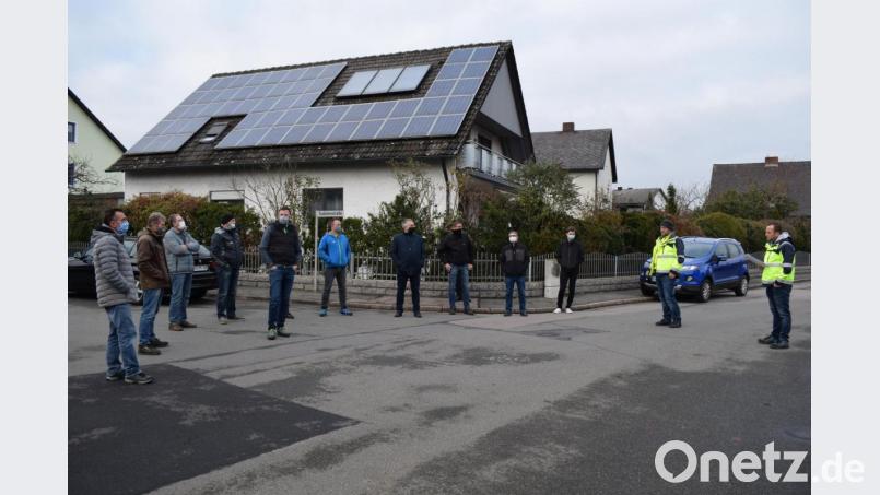 Der Altenseeweg benötigt einen neuen Straßenbelag. Franz Pösl (rechts) vom städtischen Bauamt stellte dem Bauausschuss die Planung vor. Bild: bnr