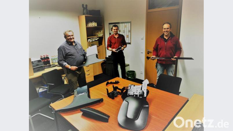 Die Geschäftsführer Ludwig und Fabian Bauriedl präsentieren mit Mitarbeiter Markus Rosenmüller (von links) eine Auswahl von bereits gefertigten Fahrzeugteilen und freuen sich über den an Land gezogenen Großauftrag. Bild: gz