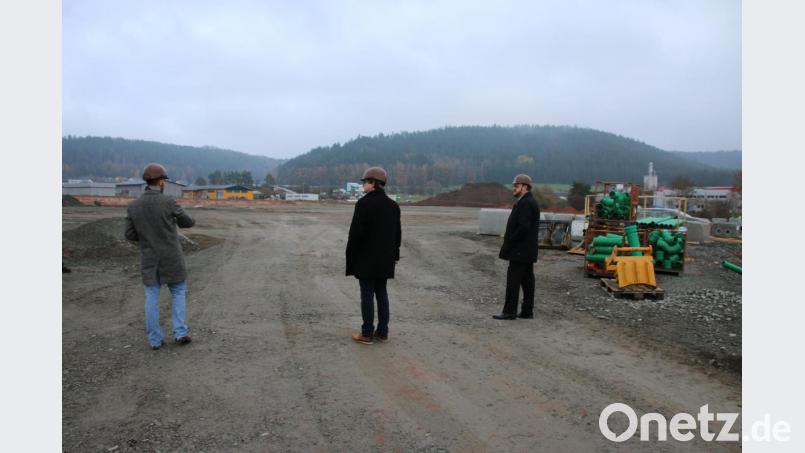 Ziegler-Prokurist Andreas Sandner, Bürgermeister Bernhard Stangl und Landrat Andreas Meier (von links) nehmen das 65 000 Quadratmeter große Areal, auf dem das neue Pelletswerk entsteht, in Augenschein. Bild: sne