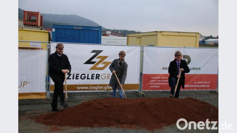 Landrat Andreas Meier, Ziegler-Prokurist Andreas Sandner und Bürgermeister Bernhard Stangl (von links) eröffnen mit dem ersten Spatenstich symbolisch die Baustelle. Bild: sne