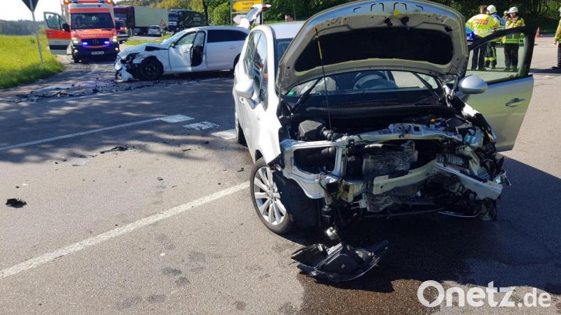 Die Abzweigung Staatsstraße 2238 – AS 30 bleibt ein Unfallschwerpunkt: Im Mai 2019 sind hier beispielsweise diese beiden Autos zusammengestoßen. Archivbild: Polizeiinspektion Amberg