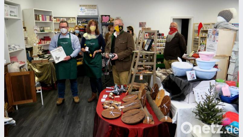 Die Pop-up-Store-Betreiber Josef Roßmann und Alexandra Burggraf (von links) hießen zur Eröffnung des Ladens auch Oberbürgermeister Andreas Feller willkommen. Bild: Hirsch