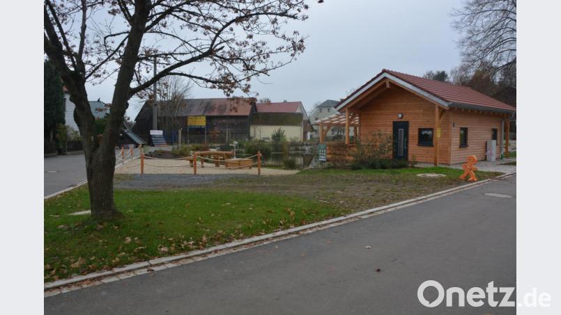 Ein Spielgerät hat die Stadt nun beim neuen Dorfmittelpunkt in Pechofen aufgestellt. Der Kletterturm fehlt noch, weil nach wie vor offen ist, wie es mit einer umstrittenen angrenzenden Fläche weitergeht. Aus Sicherheitsgründen wurde das neue Spielgerät mit einem provisorischen Zaun umgeben. Bild: jr