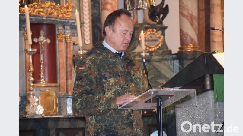 Die Namen von 107 Gefallenen und 36 Vermissten aus der Pfarrei St. Ägidius und der Filialgemeinde Winbuch las Karl Fochtner von der Reservistenkameradschaft Schmidmühlen zu ihrem Andenken vor. Bild: bö