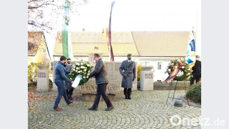 Bürgermeister Ludwig Gürtler (rechts) und zweiter Bürgermeister Werner Schärtl (links) legen zum Gedenken einen Kranz am Kriegerdenkmal nieder. Bild: rfi