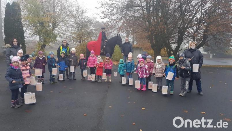 Im Kinderhaus Sankt Marien wurde der Martinstag heuer etwas anders gefeiert. Nicht fehlen durfte ein Darsteller des Heiligen, der mit einem Pferd bei den Erzieherinnen und Kindern vorbeischaute. Bild: Kinderhaus Sankt Marien/exb