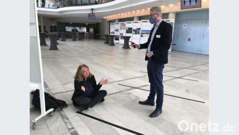 Sitzstreik statt Stadtratssitzung: Sonja Schuhmacher weigert sich Anfang Oktober, eine Maske zu tragen, und darf deshalb nicht in den Sitzungssaal. Archivbild: mte