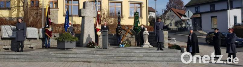 Die Gemeinde Neusorg gedachte am Volkstrauertag der Opfer von Krieg und Gewalt. Bürgermeister Peter König legte einen Kranz am Ehrenmal vor dem Rathaus nieder. Mit im Bild Pfarrer Josef Waleszczuk und die Ehrenwache der Soldaten- und Reservistenkameradschaft. Bild: öt