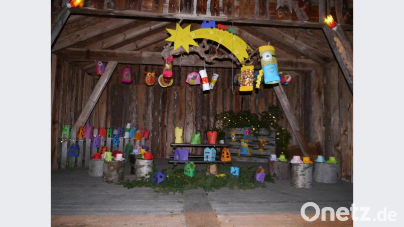 Bunt und hell leuchtend sind die Laternen, die an der Hütte gegenüber des Rathauses jeden Abend in Fichtelberg leuchten. Bild: gis