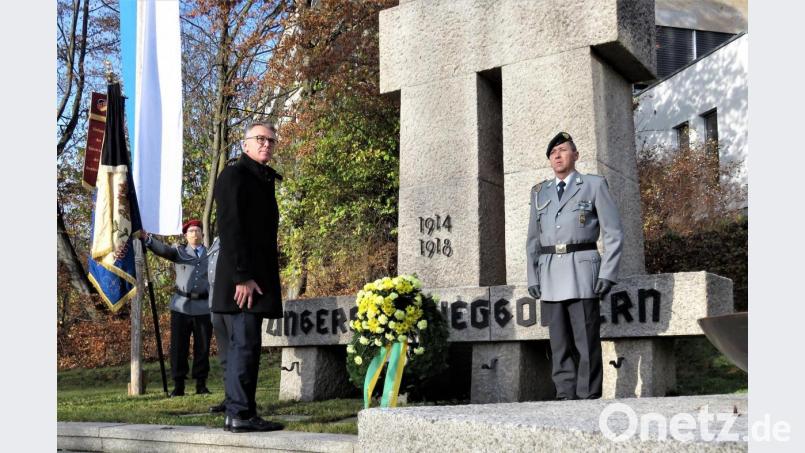 Mit einer Kranzniederlegung am Kriegerdenkmal und einer Ansprache beim Gottesdienst in der Stadtpfarrkirche gedachten Bürgermeister Franz Stahl, einige Stadtratsmitglieder und mehrere Organisationen den Kriegs- und Gewaltopfern auf der Welt. Bild: ubb