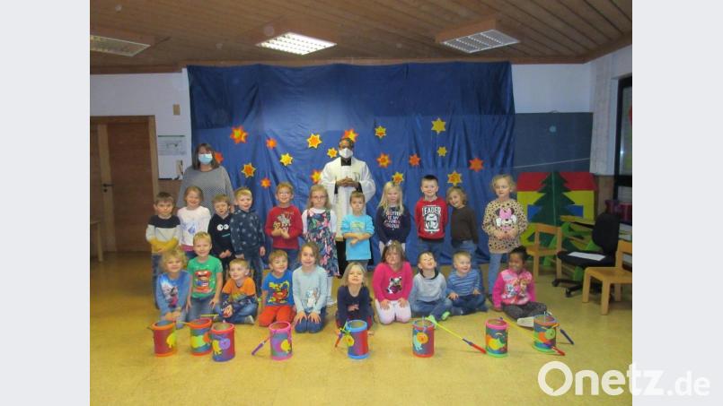 Gemeinsam mit Pater James feierten die Buben und Mädchen das Martinsfest im Kinderhaus St. Marien. Bild: vsr