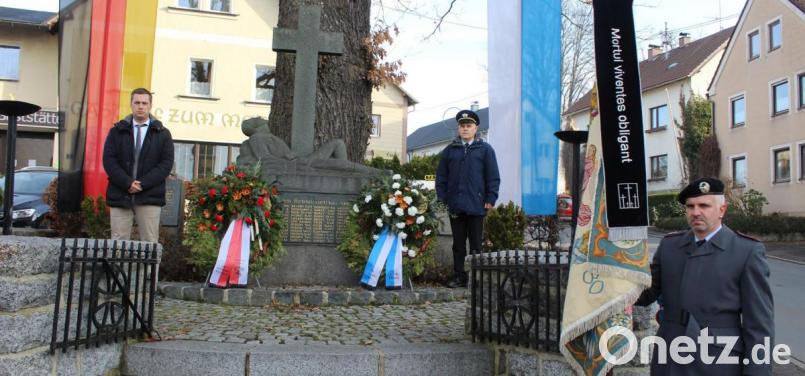 Kranzniederlegung in Ebnath durch Bürgermeister Wolfgang Söllner (links) und KSK-Vorsitzenden Manfred Riedl, Fahnenträger Matthias Schönl Bild: soj
