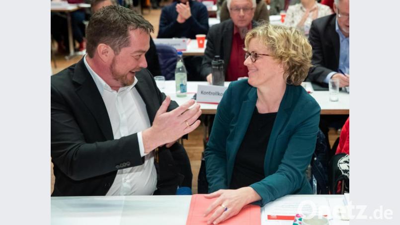 Vertauschte Rollen? Uli Grötsch, Generalsekretär der SPD in Bayern, gratuliert Natascha Kohnen, Landesvorsitzende der SPD in Bayern, beim Landesparteitag zu ihrer Wiederwahl als Landesvorsitzende. Bild: Daniel Karmann/dpa