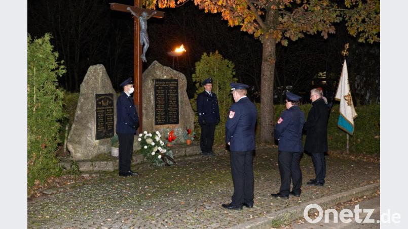 Am Kriegerdenkmal in Grötschenreuth hielt die Feuerwehr mit der Dorfgemeinschaft den Volkstrauertag ab. Mit auf dem Bild unter anderem (von rechts) Bürgermeister Johannes Reger und Feuerwehrvorsitzender Thomas Hanauer. Bild: njn