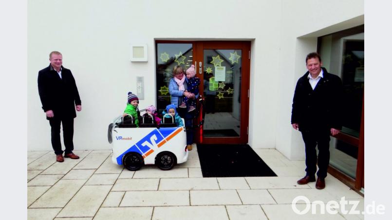 Die Raiffeisenbank Sulzbach-Rosenberg übergibt ein Mobil an die Vilsecker Kindertagesstätte St. Josef. Bild: Raiffeisenbank Sulzbach-Rosenberg/exb