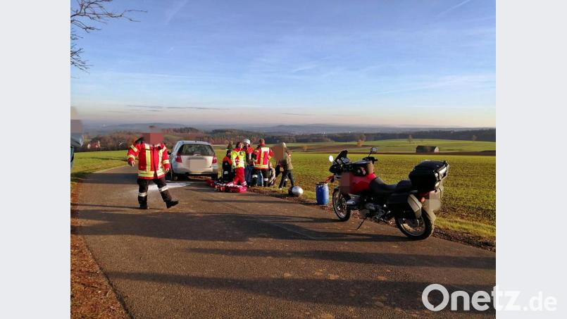 Wegen Gegenverkehrs blieb eine Vorbacherin auf übersichtlicher Strecke stehen. Ein Kemnather Motorradfahrer fuhr dem Auto der Frau ins Heck und wurde leicht verletzt. Bild: jma