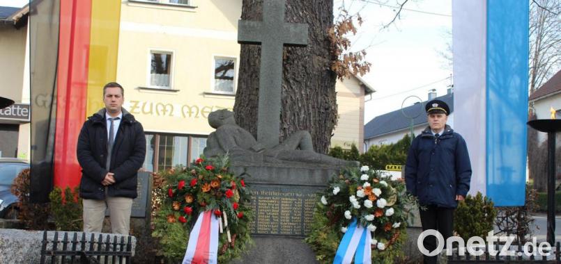 Kranzniederlegung in Ebnath durch Bürgermeister Wolfgang Söllner (links) und KSK-Vorsitzenden Manfred Riedl. Bild: soj
