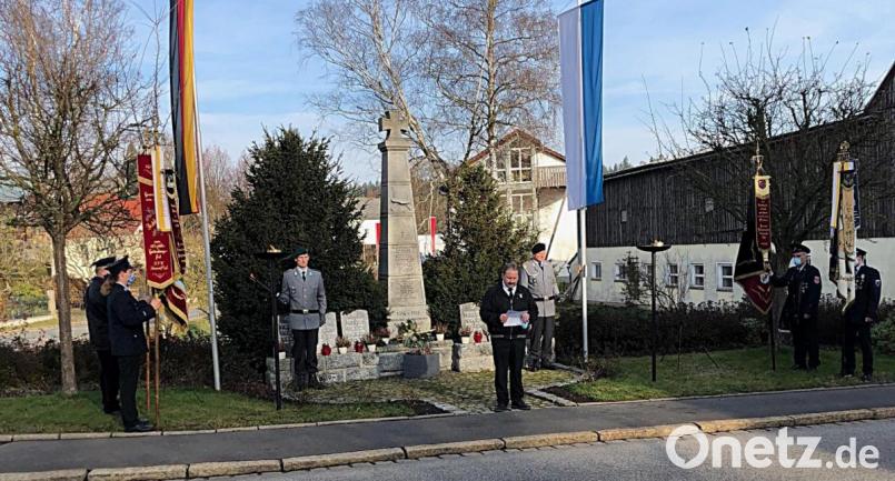 Die beiden Kameradschaften verzichteten heuer auf Reden. An beiden Ehrenmalen sprach nur Bürgermeister Bernhard Schindler, wie hier in Fuhrmannsreuth. Bild: ld