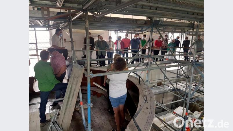 Für interessierte Kirchgänger gab Kirchenpfleger Thomas Kastner (im weißen Hemd) eine Führung. Bild: Kastner/exb