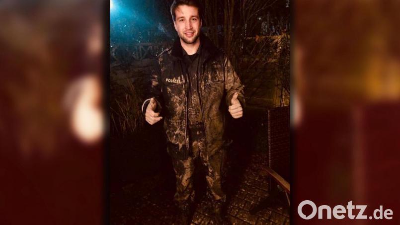 Vollen Körpereinsatz zeigten die Beamten bei der Rettungsaktion der Dame. Bild: Polizei Oberfranken